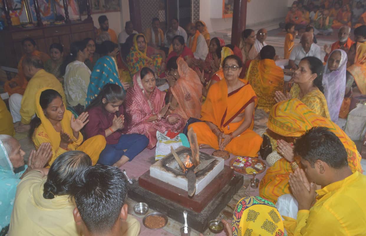 Guru Purnima: Followers paid obeisance by worshipping the Guru.