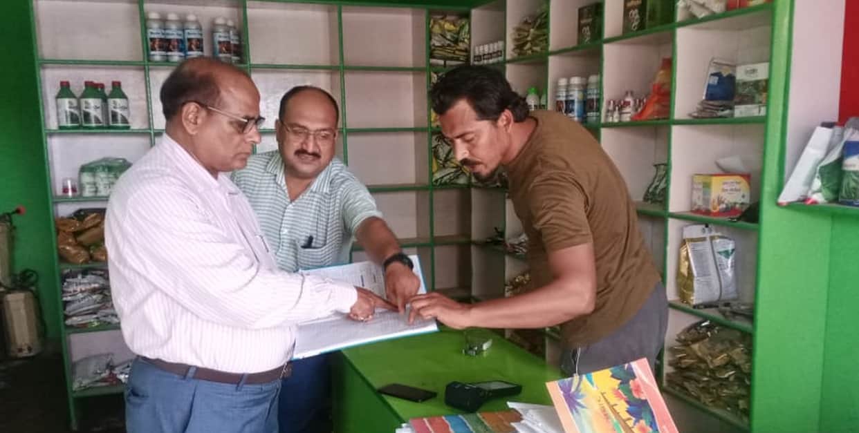 Licenses of two fertilizer dealers suspended for selling urea at inflated prices
