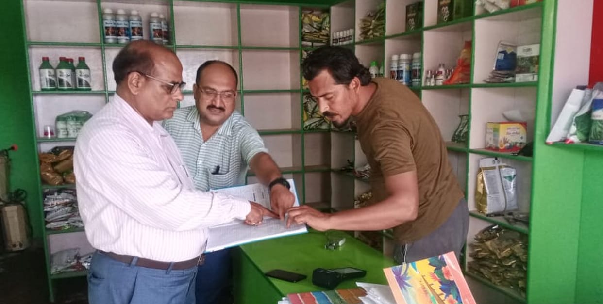 Licenses of two fertilizer dealers suspended for selling urea at inflated prices