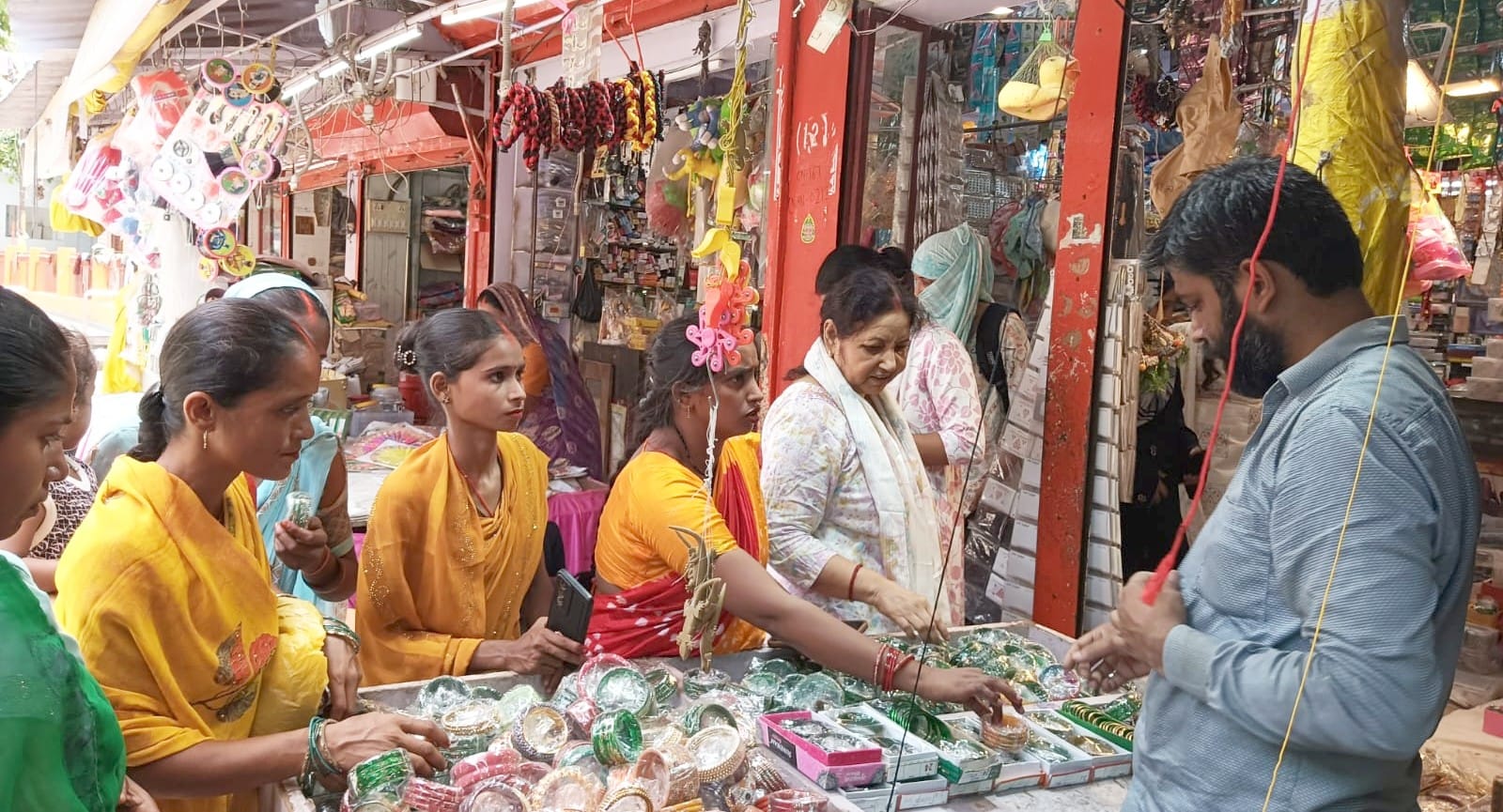 फोटो-18-बलरामपुर के झारखंडी मंदिर परिसर में चूड़ियां खरीदती महिलाएं ।-संवाद