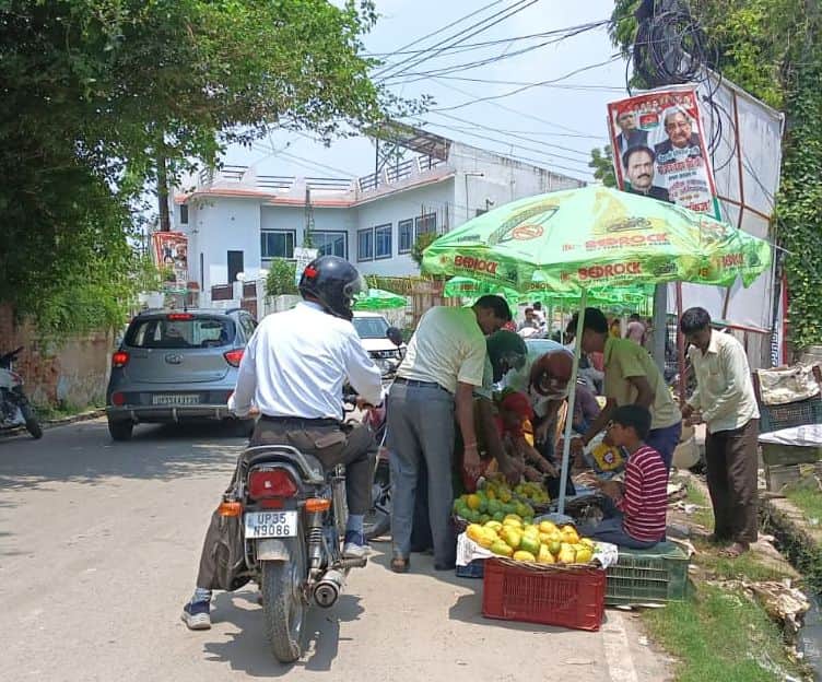 फोटो-2- शहर में आम की खरीदारी के लिए लगी लोगों की भीड़। संवाद