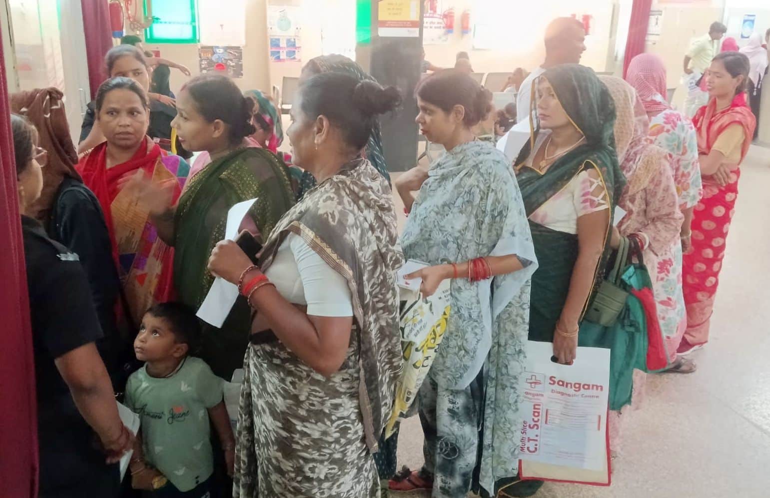 फोटो- 20- महिला अस्पताल की ओपीडी में परामर्श लेने आईं महिलाएं। संवाद