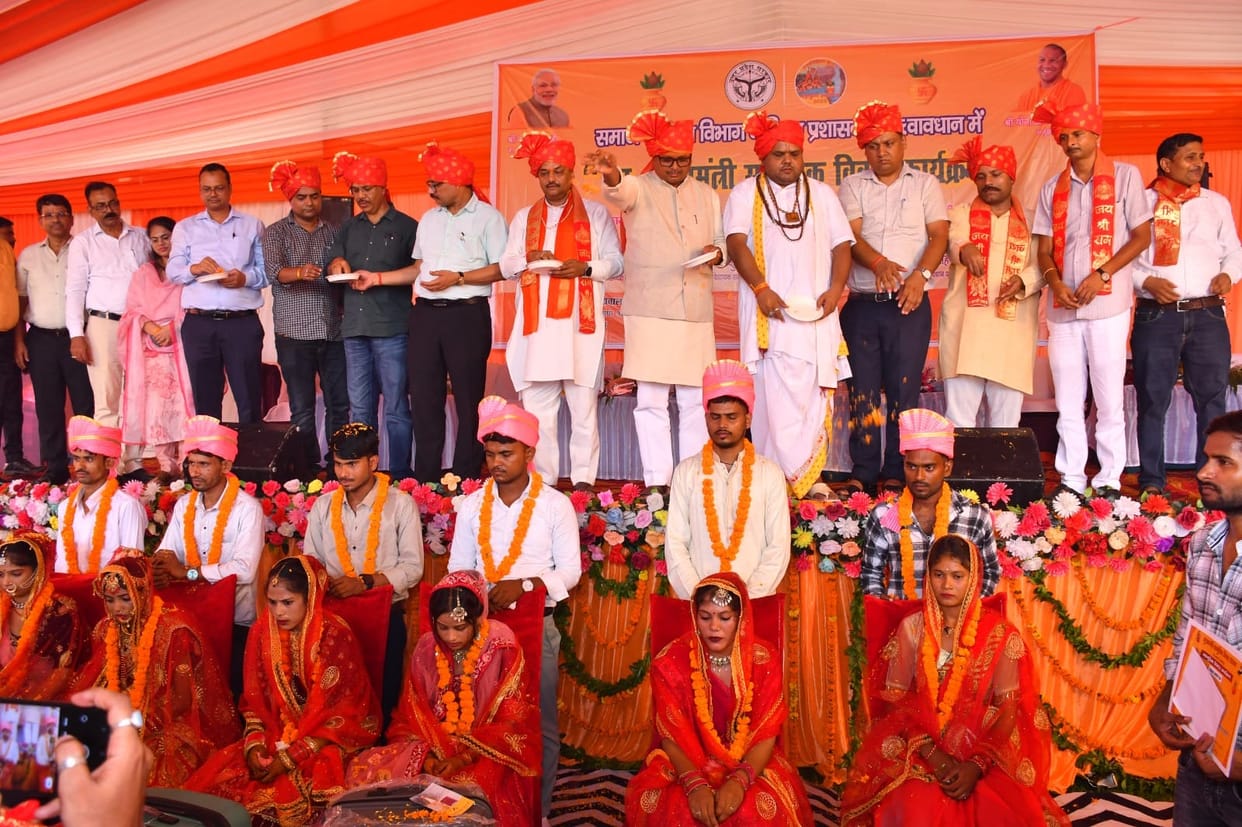 160 couples joined hands at the Chief Minister's mass wedding ceremony.