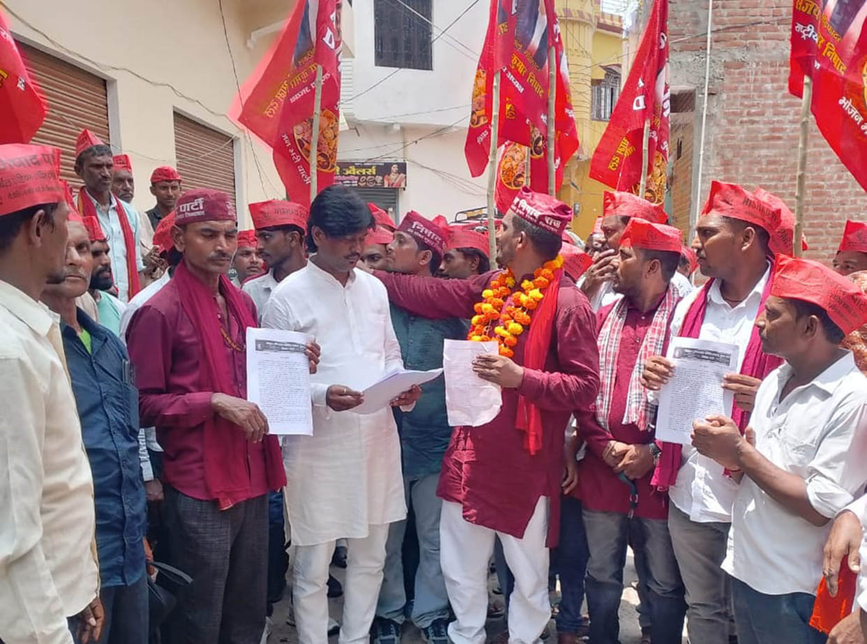 The Nishad community should be granted Scheduled Caste certificates.