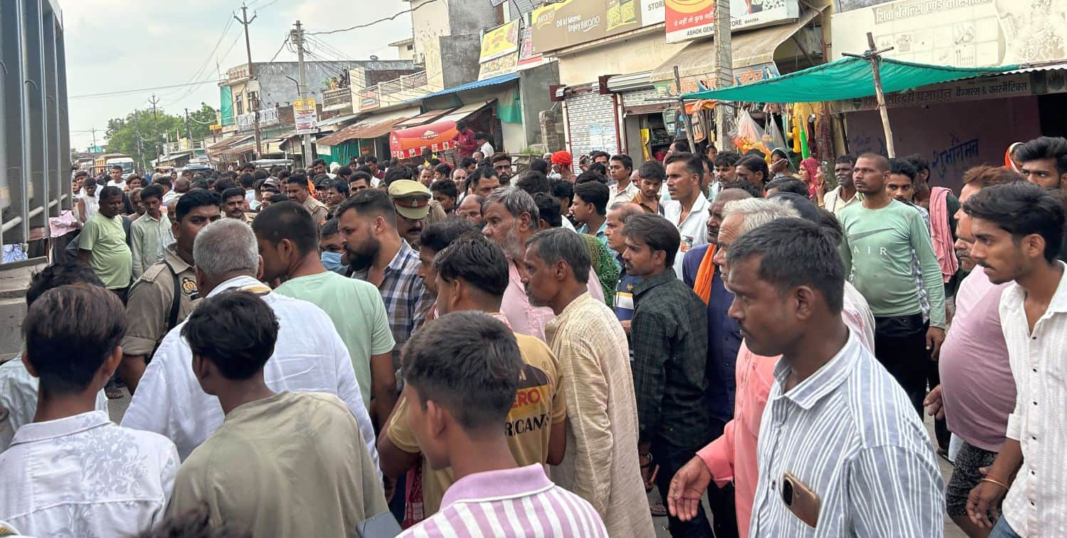 फोटो 29 एमएएचपी 18 परिचय-दुर्घटना के बाद जाम लगाए परिजनों व कस्बावासियों को समझाती पुलिस। संवाद