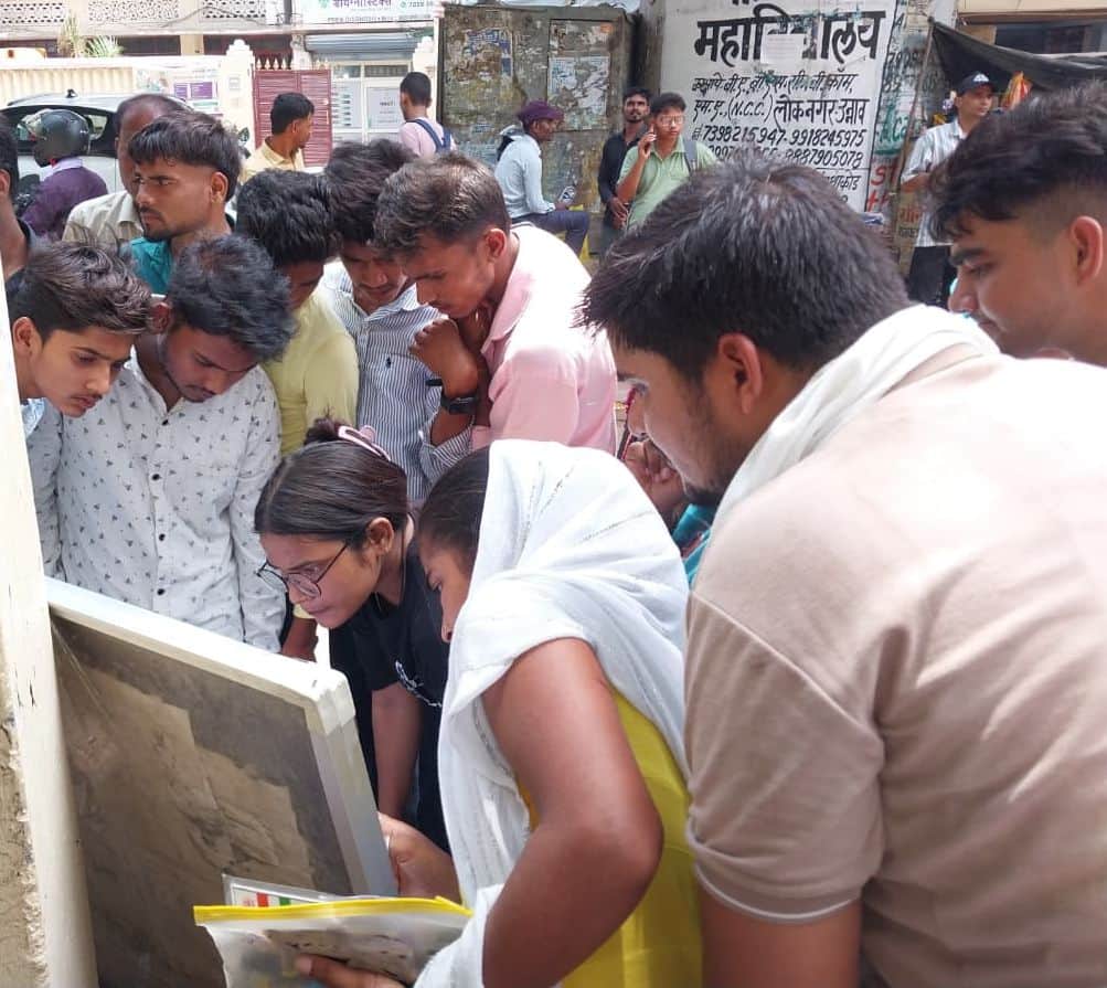 फोटो-31-जीआईसी में हुई इंप्रूवमेंट और कंपार्टमेंट परीक्षा में ब्लैक बोर्ड पर लिखे रोल नंबरों से