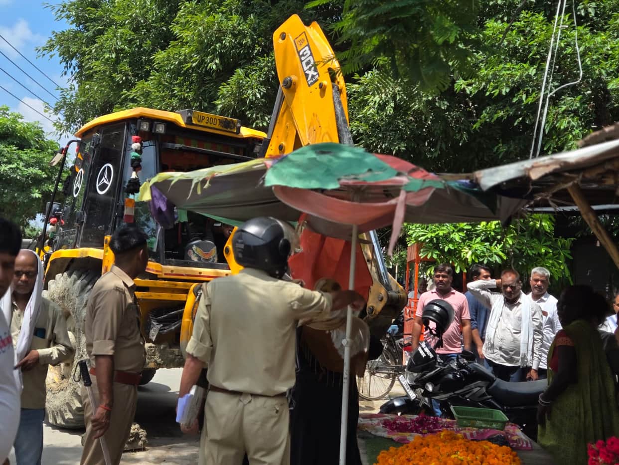 Team removed encroachments from canal land; locals protested.