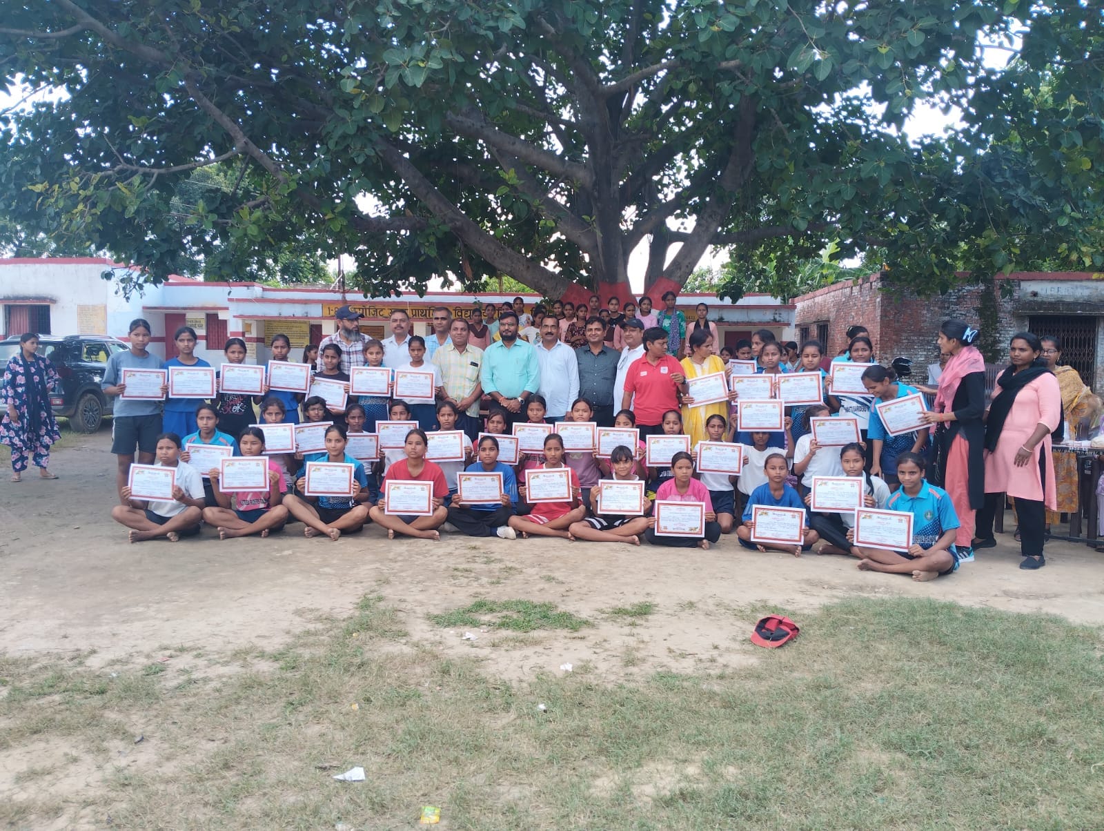 फोटो 49 बलरामपुर में प्रशिक्षुओं को प्रमाण पत्र देकर किया गया सम्मानित। स्रोत विभाग