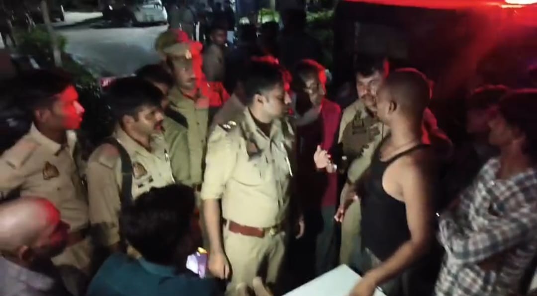 Scorpion Gang attacks Yajna committee; six injured.