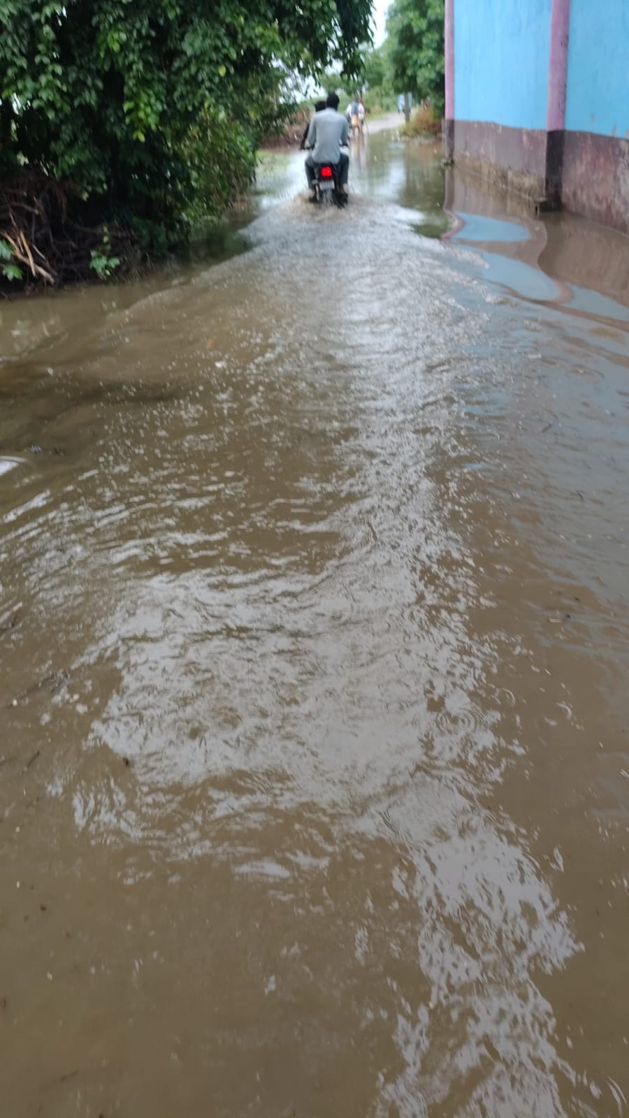 Rain causes ponds to overflow in Raipura, flooding roads