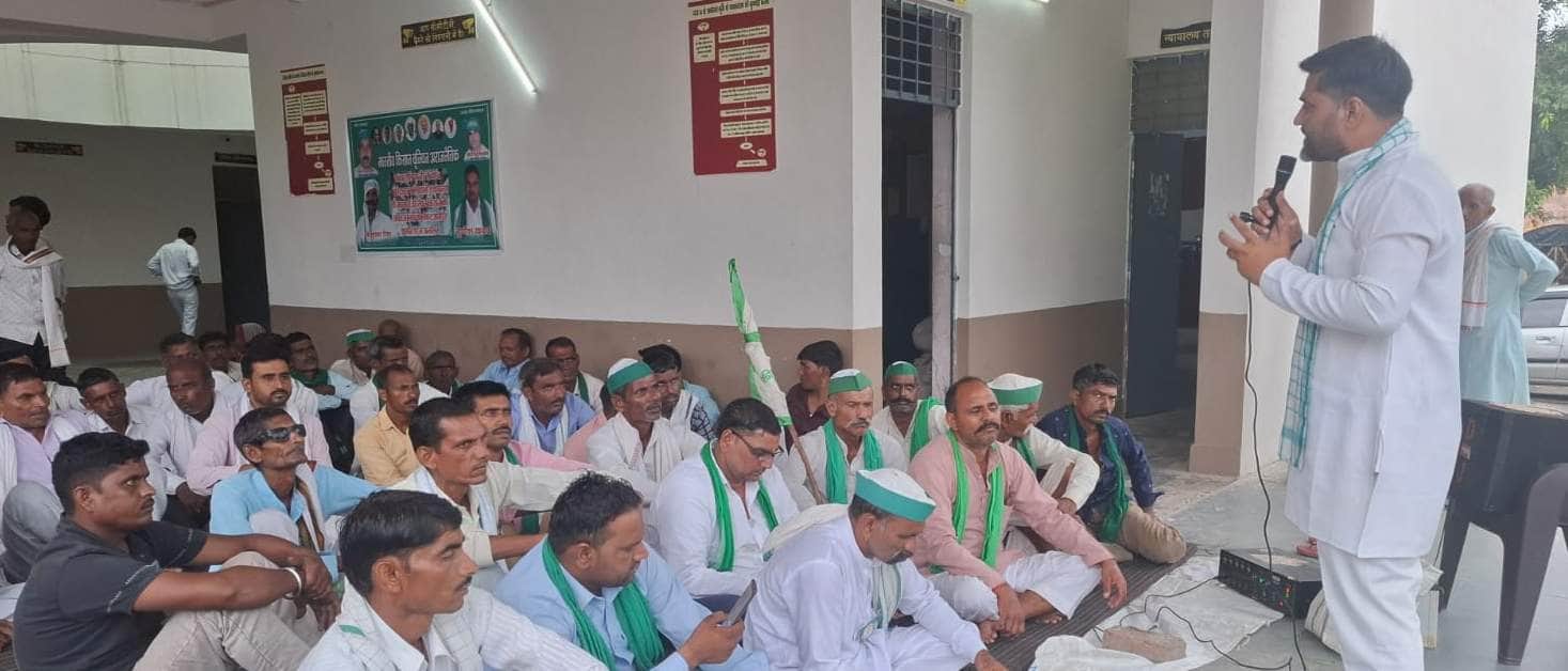 गुन्नौर तहसील के परिसर में धरना देते भाकियू अराजनैतिक के पदाधिकारी व कार्यकर्ता: स्रोत - संगठन