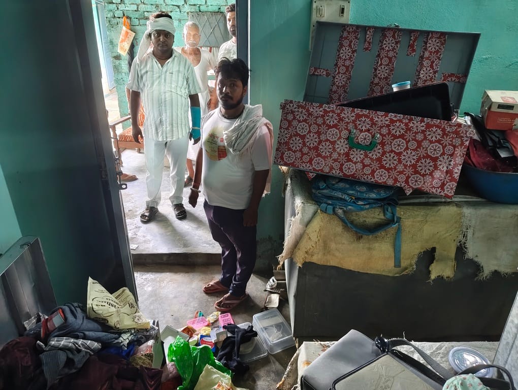 Jewelry and cash worth 10 lakh stolen from a locked house.