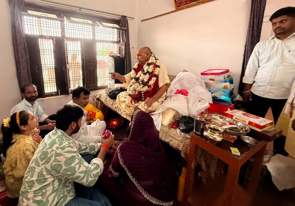 Heads bowed at the Guru's feet; devotees were filled with deep emotion amidst bhajans and chants of praise.