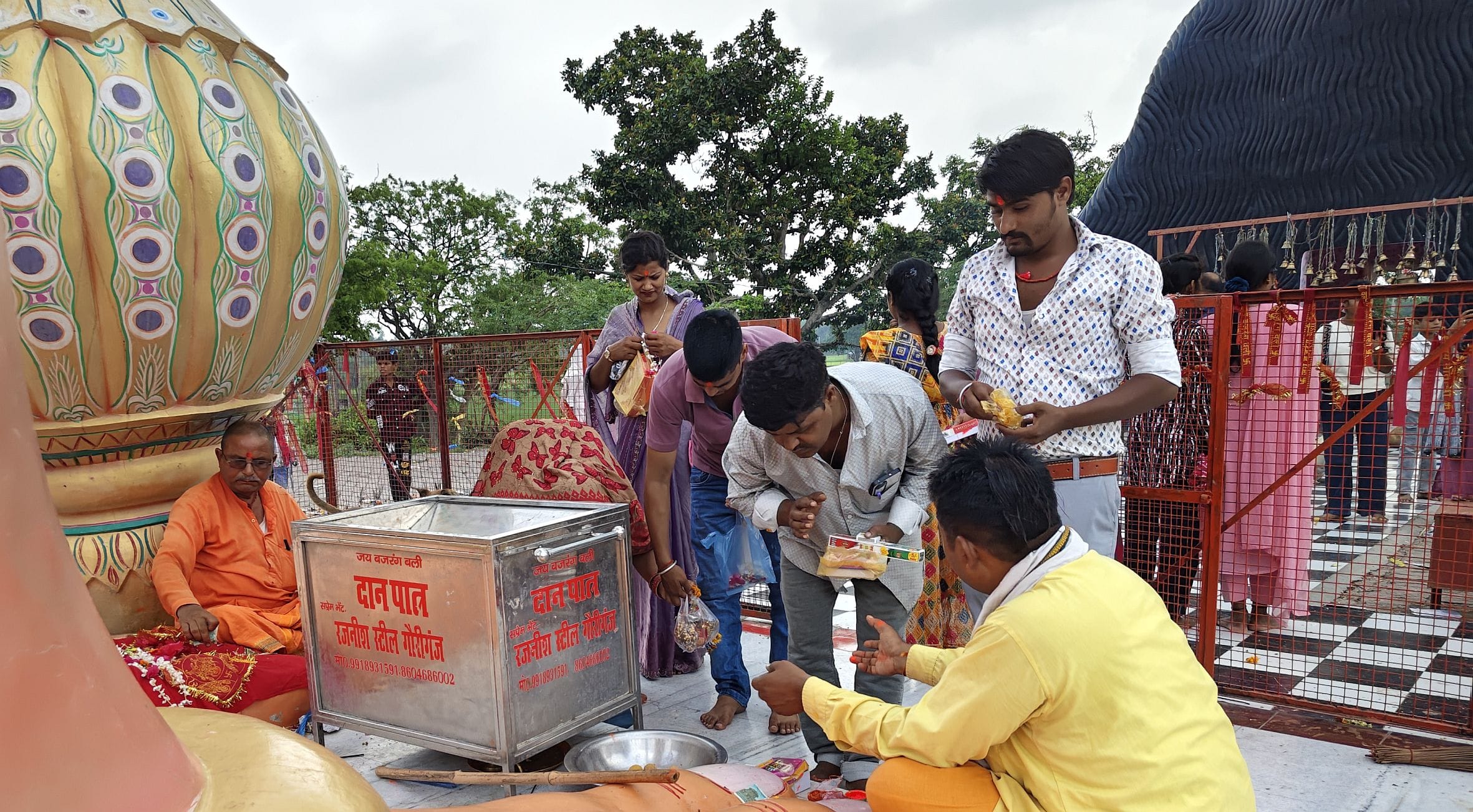 .गौरीगंज के गढ़ामाफी धाम में दर्शन-पूजन करते श्रद्धालु।-संवाद