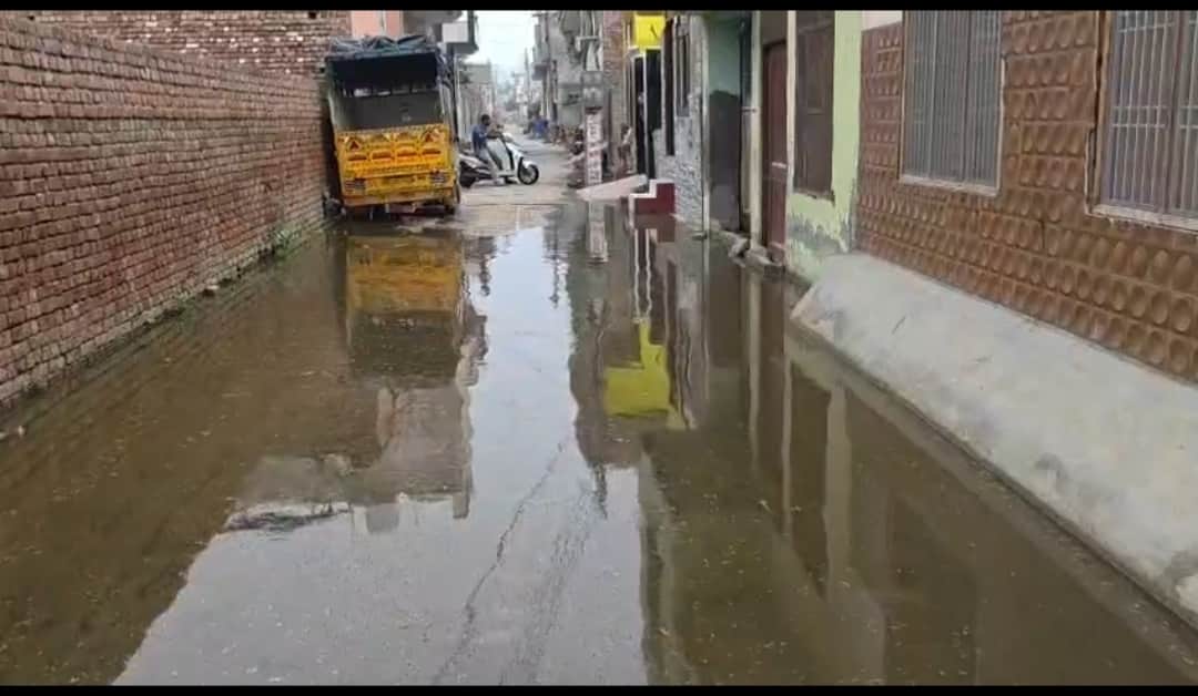 Sewerage overflow turns Budha Baba Basti's street into a pond