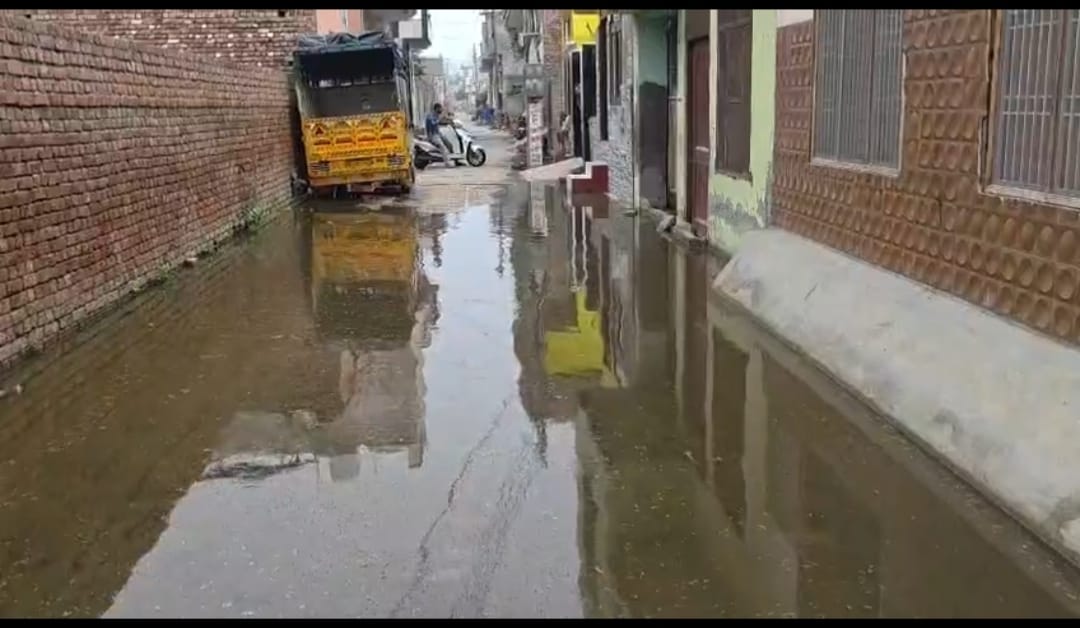 Sewerage overflow turns Budha Baba Basti's street into a pond