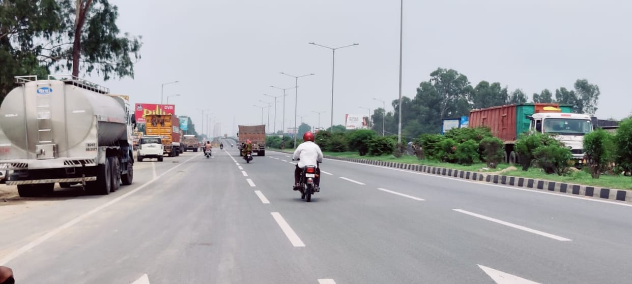 Service lanes will be constructed on both sides of Highway-09; the movement of two-wheelers and tractor-trolleys will be prohibited.