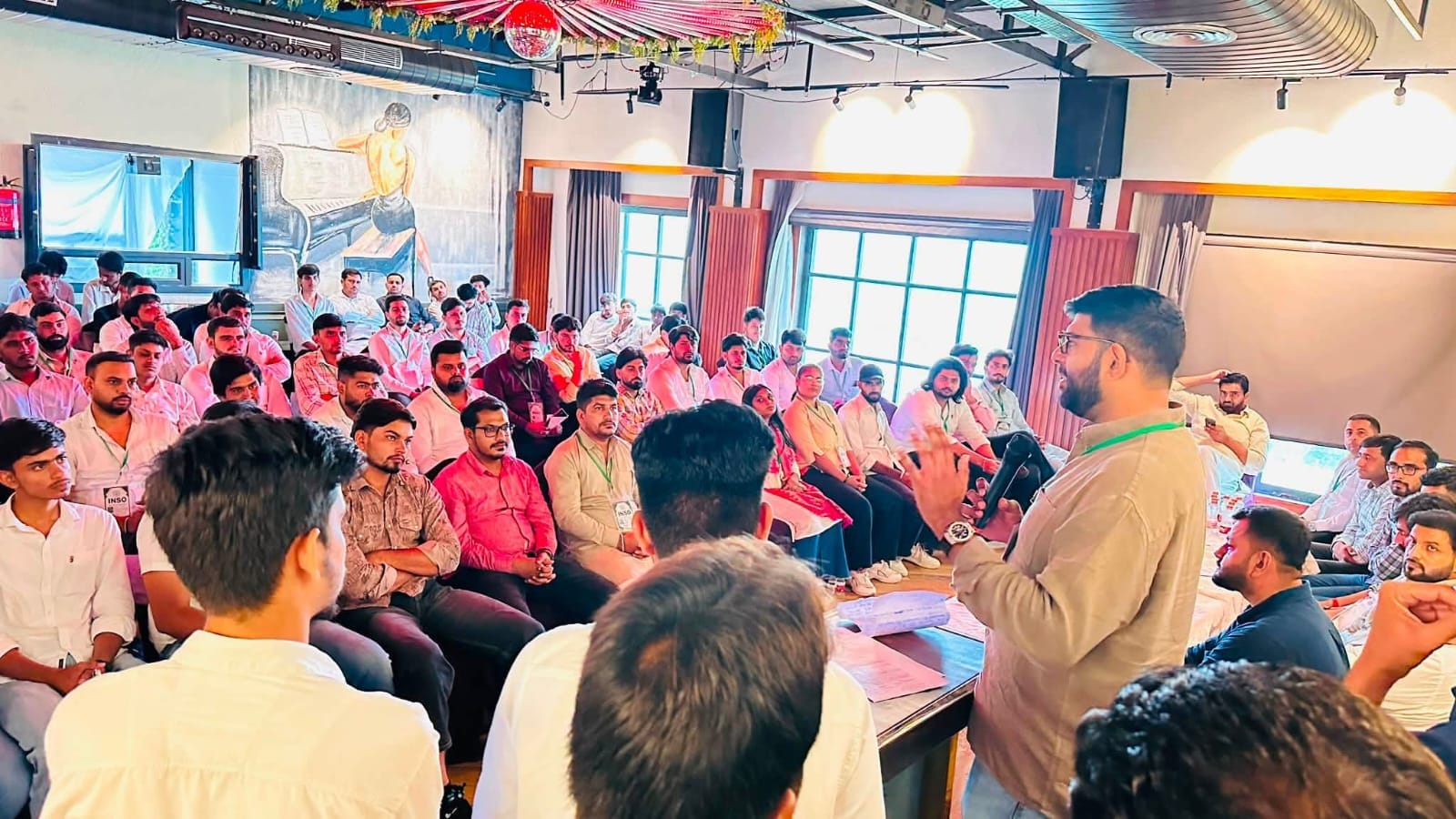 इनसो की नवनियुक्त प्रदेश कार्यकारिणी की बैठक को संबोधित करते दिग्विजय चौटाला। 