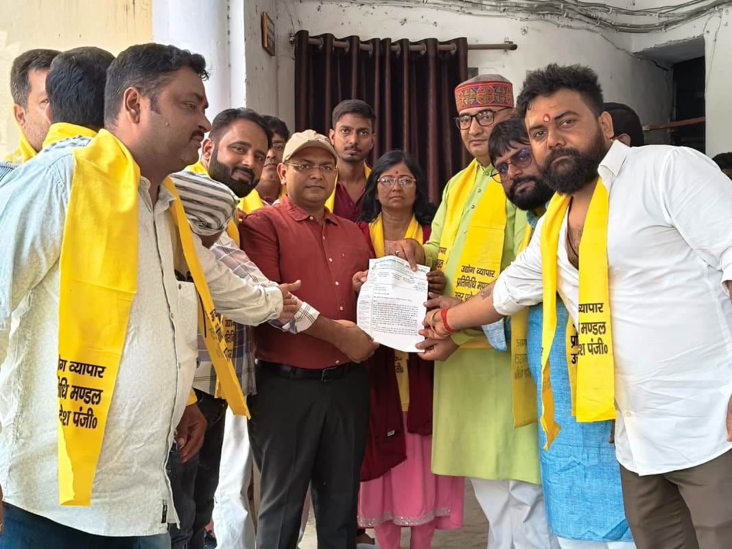 Traders sent a memorandum to the Finance Minister protesting against GST anomalies.