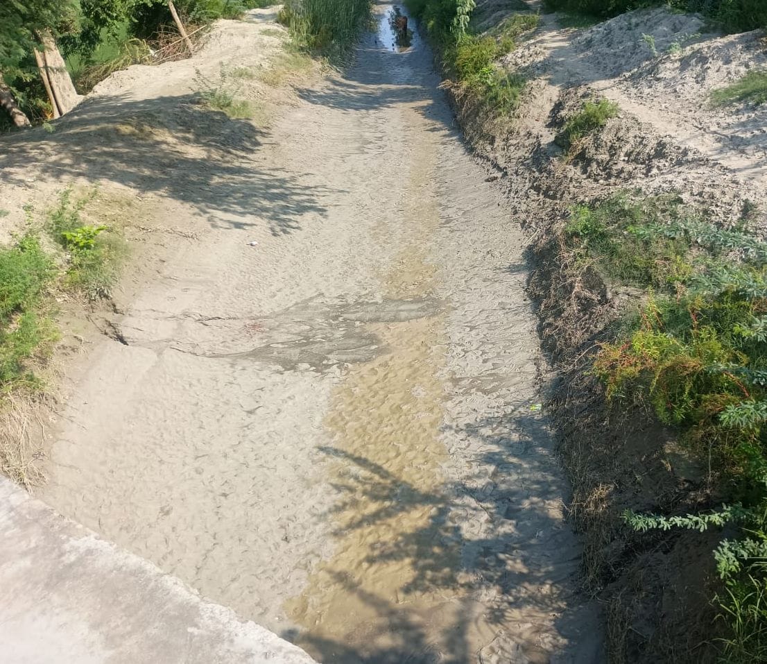 जगतपुर क्षेत्र में सूखा पड़ा रजबहा।