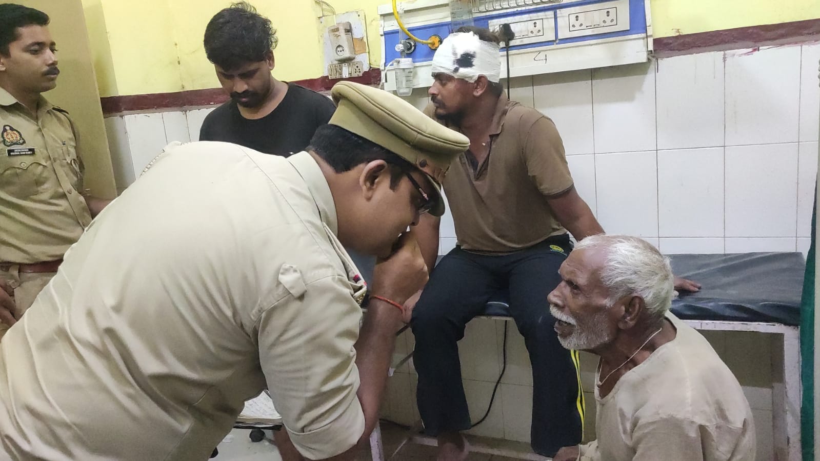 जिला अस्पताल की इमरजेंसी में मारपीट में घायल हुए लोगों से घटना की जानकारी लेती पुलिस।
