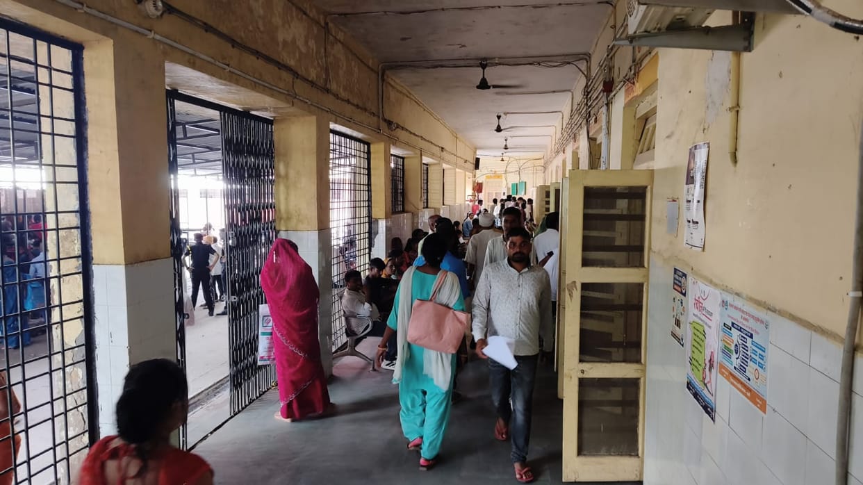 Change in weather leads to rise in patients with stomach ailments and viral fever; hospitals overcrowded.