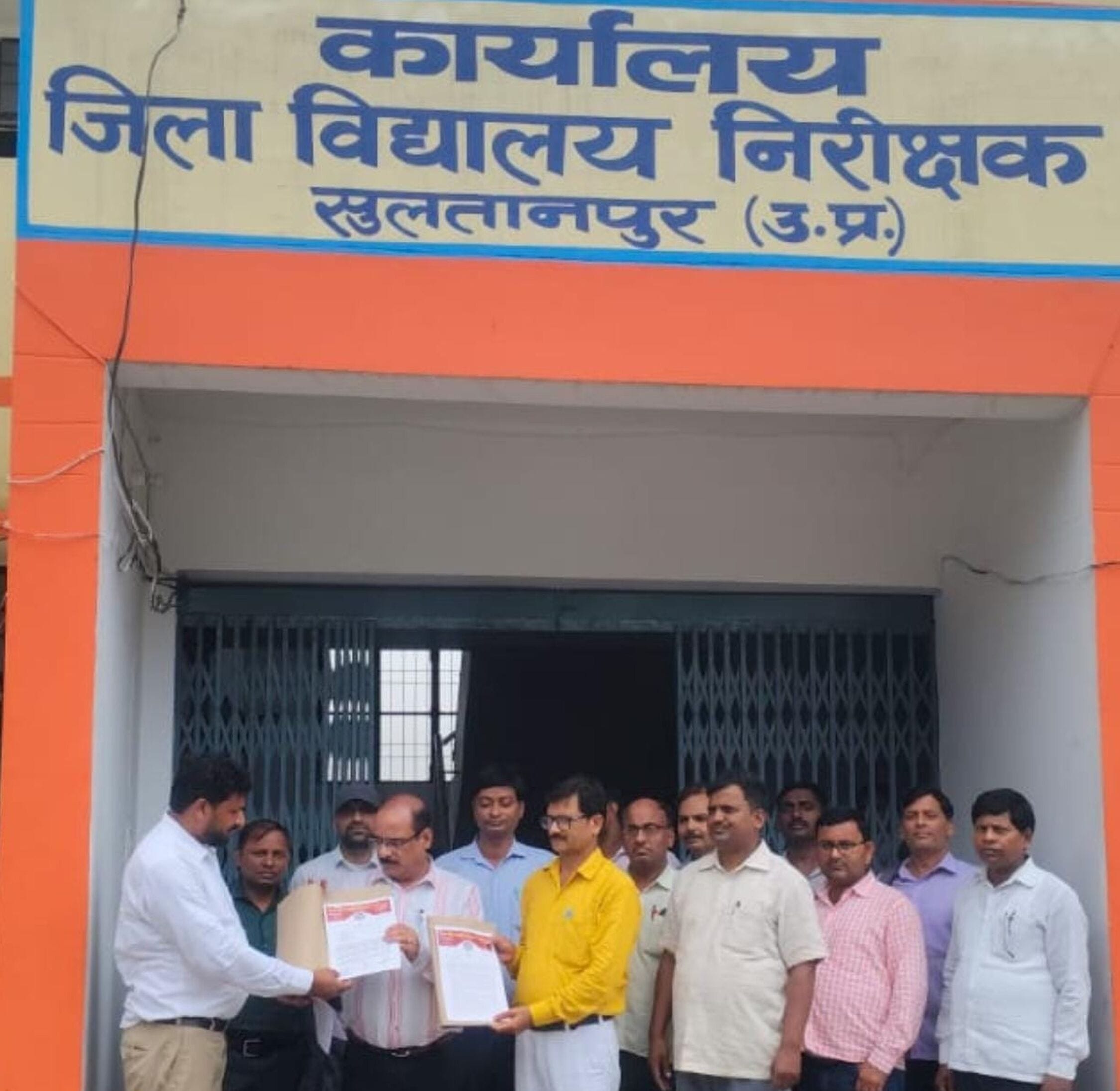 जिला विद्यालय निरीक्षक कार्यालय में ज्ञापन सौंपते शिक्षक।-स्रोत संगठन