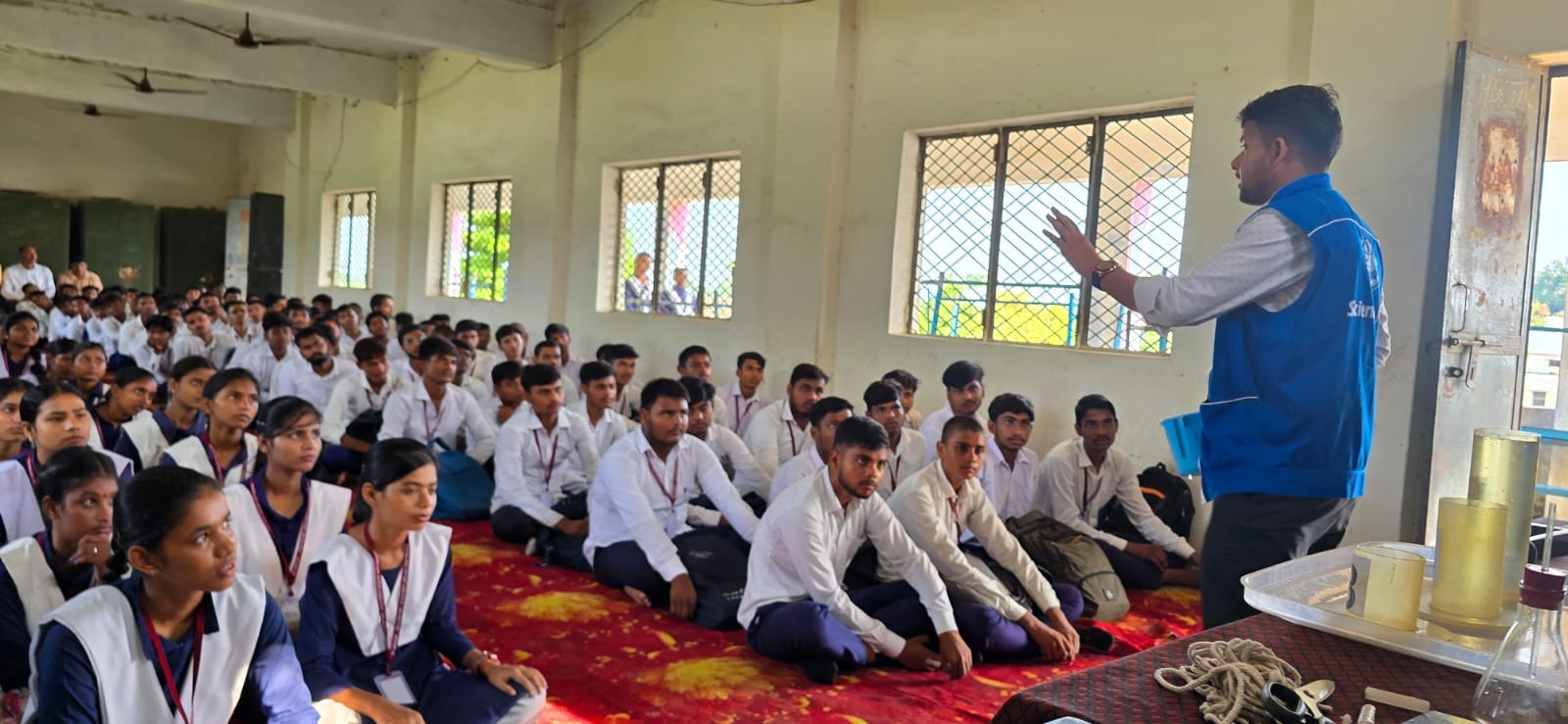 जलालपुर के बयालसी इंटर कालेज में विज्ञान के माध्यम से होने वाले चमत्कार के बारे में बताते प्रशि