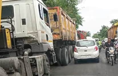 जाम में फंसे लोग
