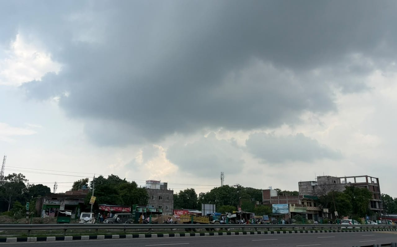 ज्ञानपुर नगर में शाम के समय छाया रहा बादल। संवाद
