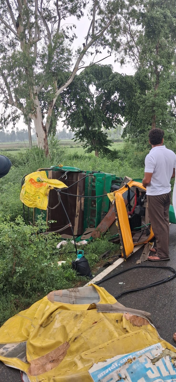 कछला-शाहबाद हाईवे पर गांव बितरोई के पास हुए भीषण हादसे में क्षतिग्रस्त टेंपो।