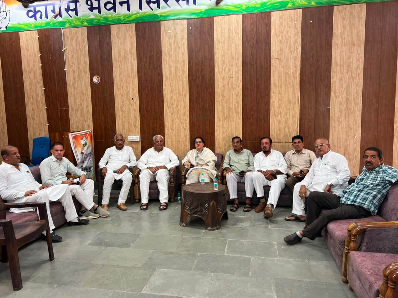 कांग्रेस भवन में बैठक करते हुए जिलाध्यक्ष संतोष बेनीवाल। विज्ञप्ति