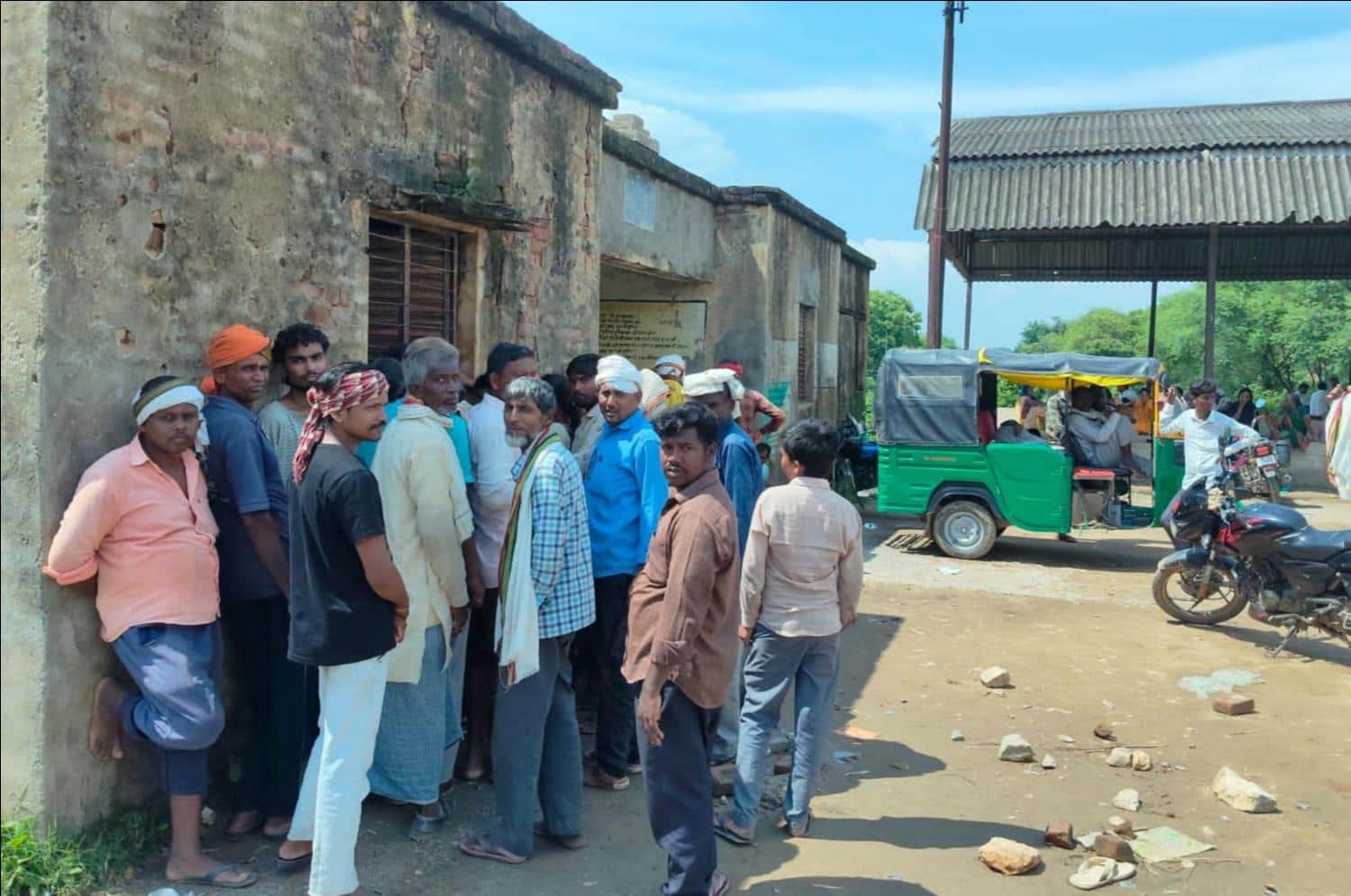कोन क्षेत्र के कचनरवा लैंपस पर खाद के लिए किसानों की लगी भीड़। संवाद