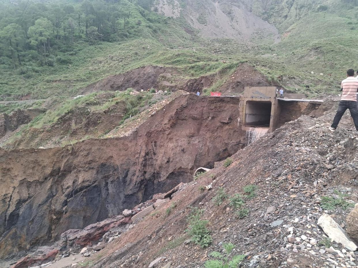 New road begins to sink at Kotropi on the Mandi-Pathankot NH; movement of heavy vehicles halted.