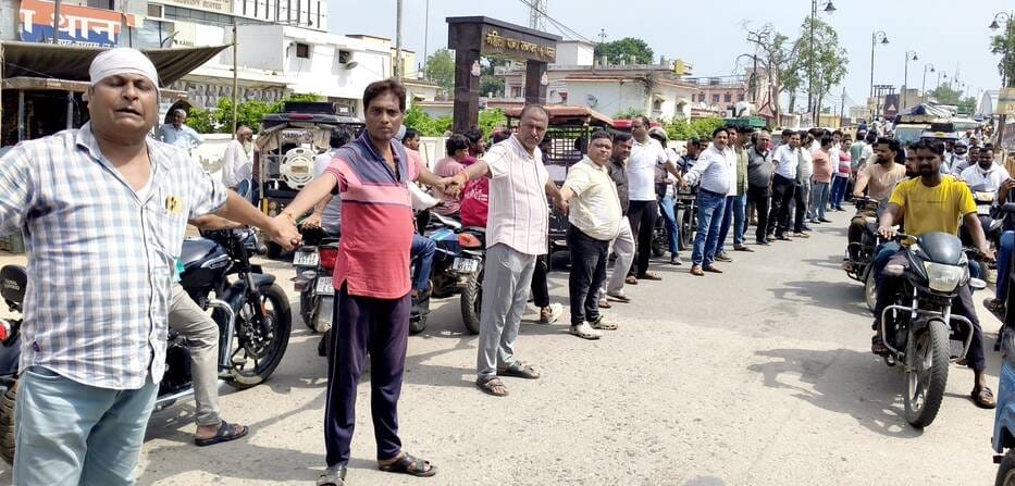 Protest registered by forming a divider with a human chain.