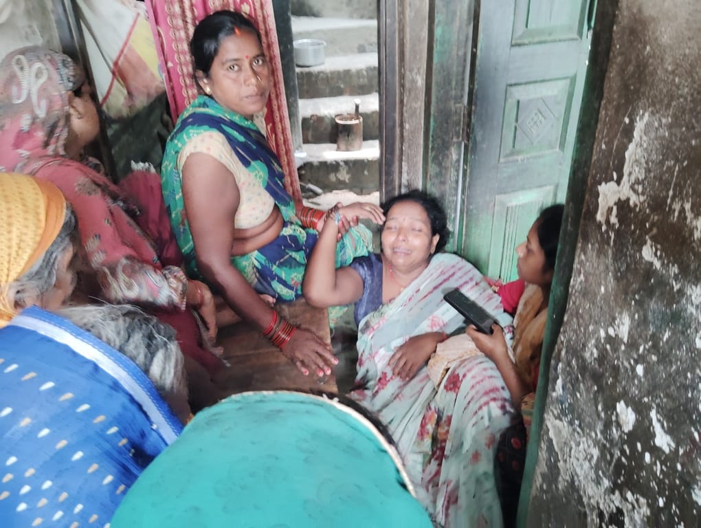 काठतरांव में छात्रा के फांसी लगाने की घटना के बाद विलाप करते परिजन और अन्य।संवाद