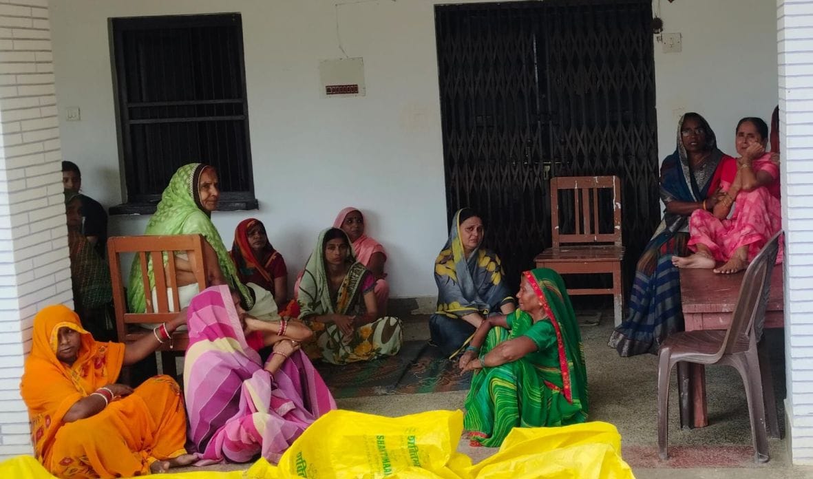 कुड़वार के बांसी गांव में रोते-बिलखते परिजन। स्रोत- ग्रामीण