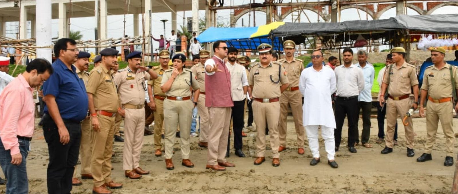 कांवड़ को लेकर कछला में हो रही तैयारियों का जायजा लेते एडीजी, डीआईजी को जानकारी देते डीएम। स्रो
