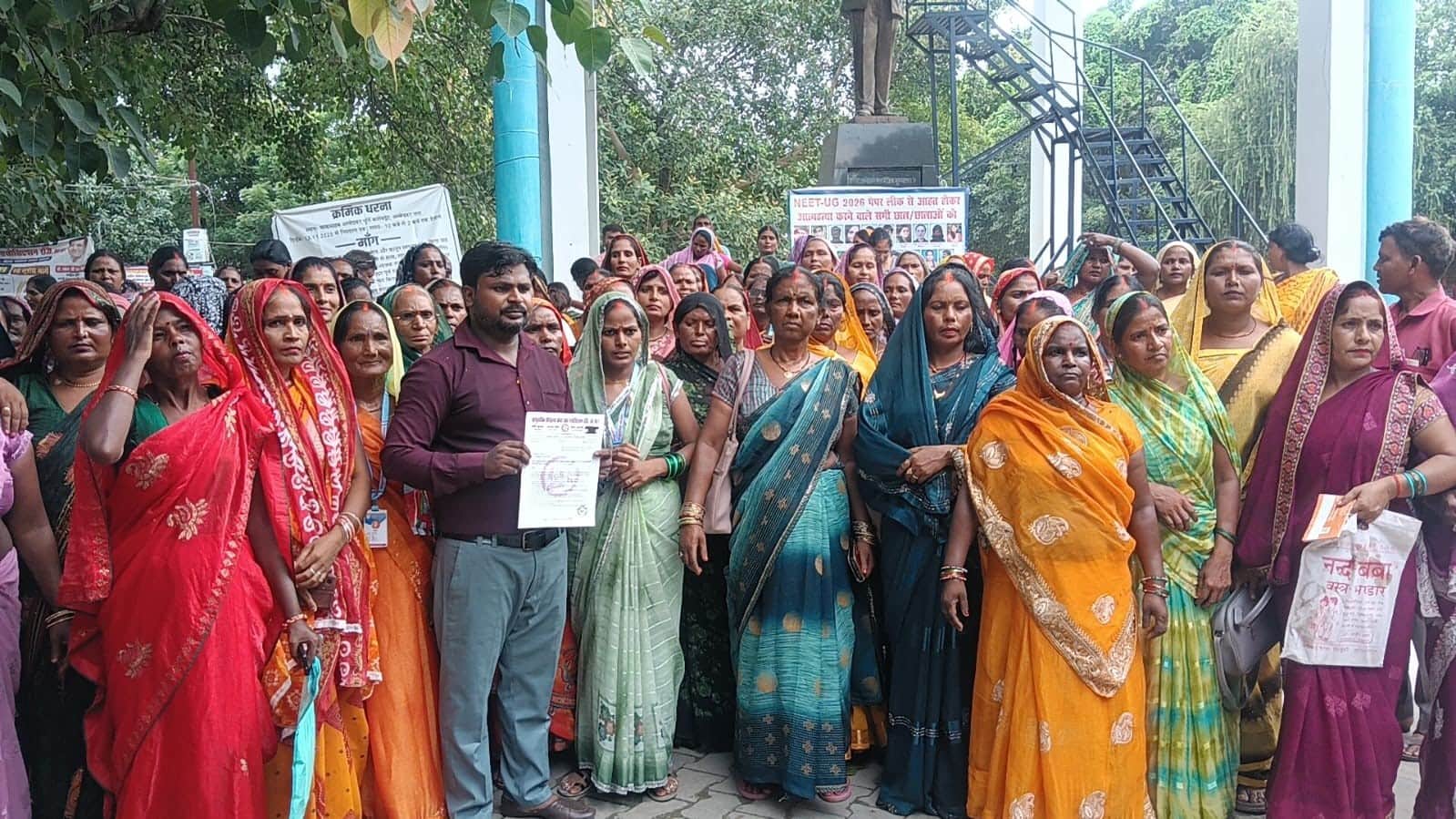 केयरटेकर का प्रदर्शन