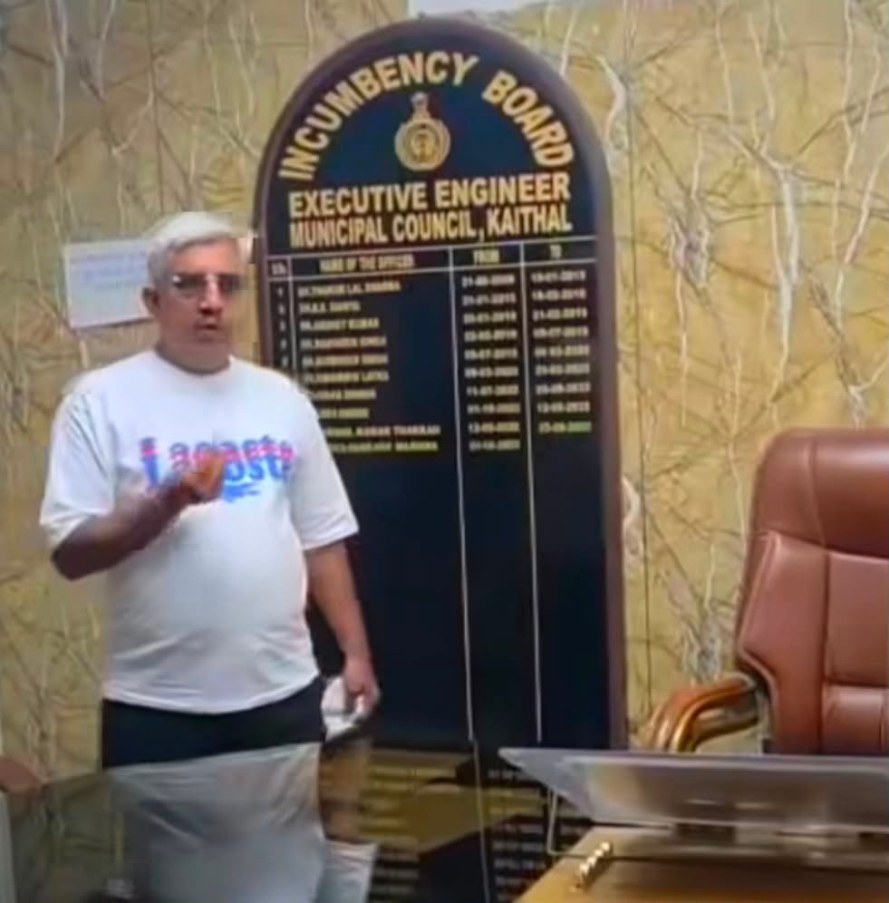 When the Municipal Council's XEN was not found at his seat, the councilor recorded a video.