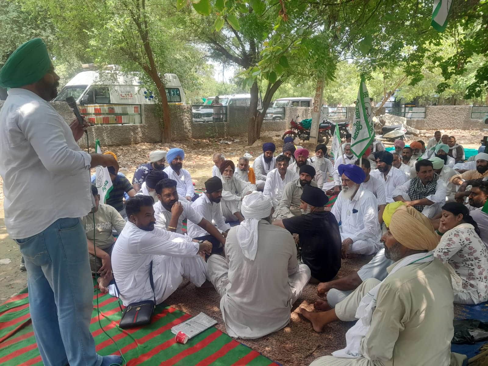 लघु सचिवालय पर प्रदर्शन करते हुए वेदवाला के किसान। संवाद 