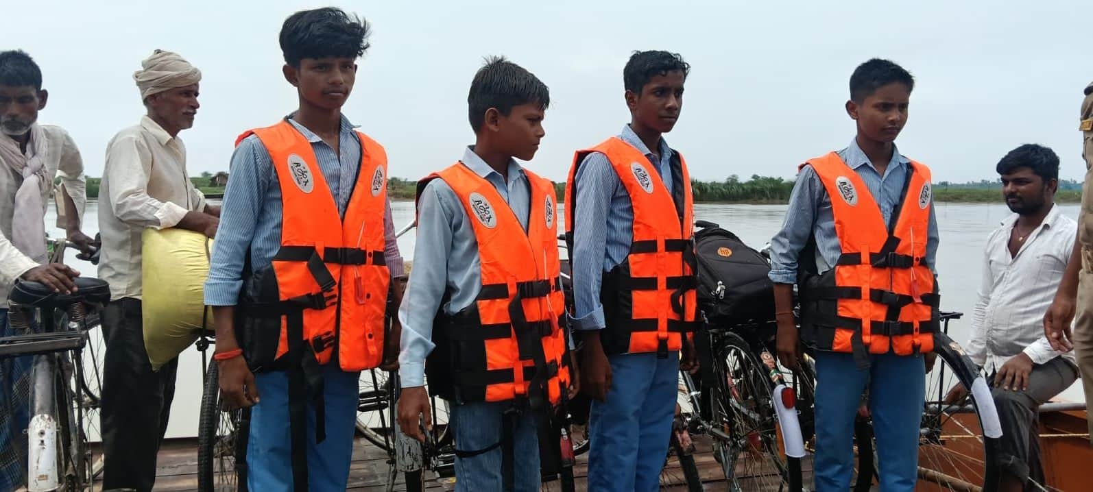 लाइफ जैकेट पहन सरयू पार कर पहुंच रहे स्कूल