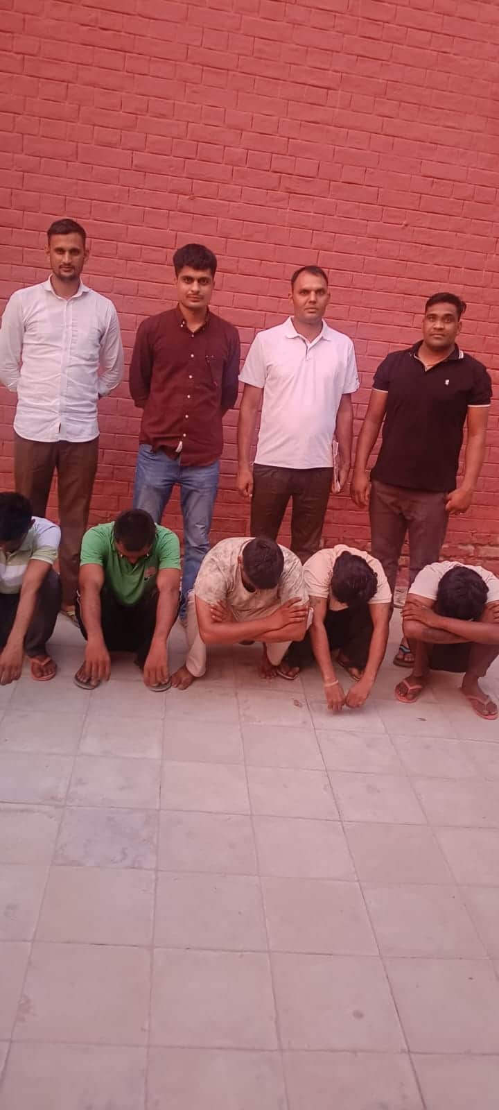 लिस  हिरासत में छह आरोपी। पुलिस 