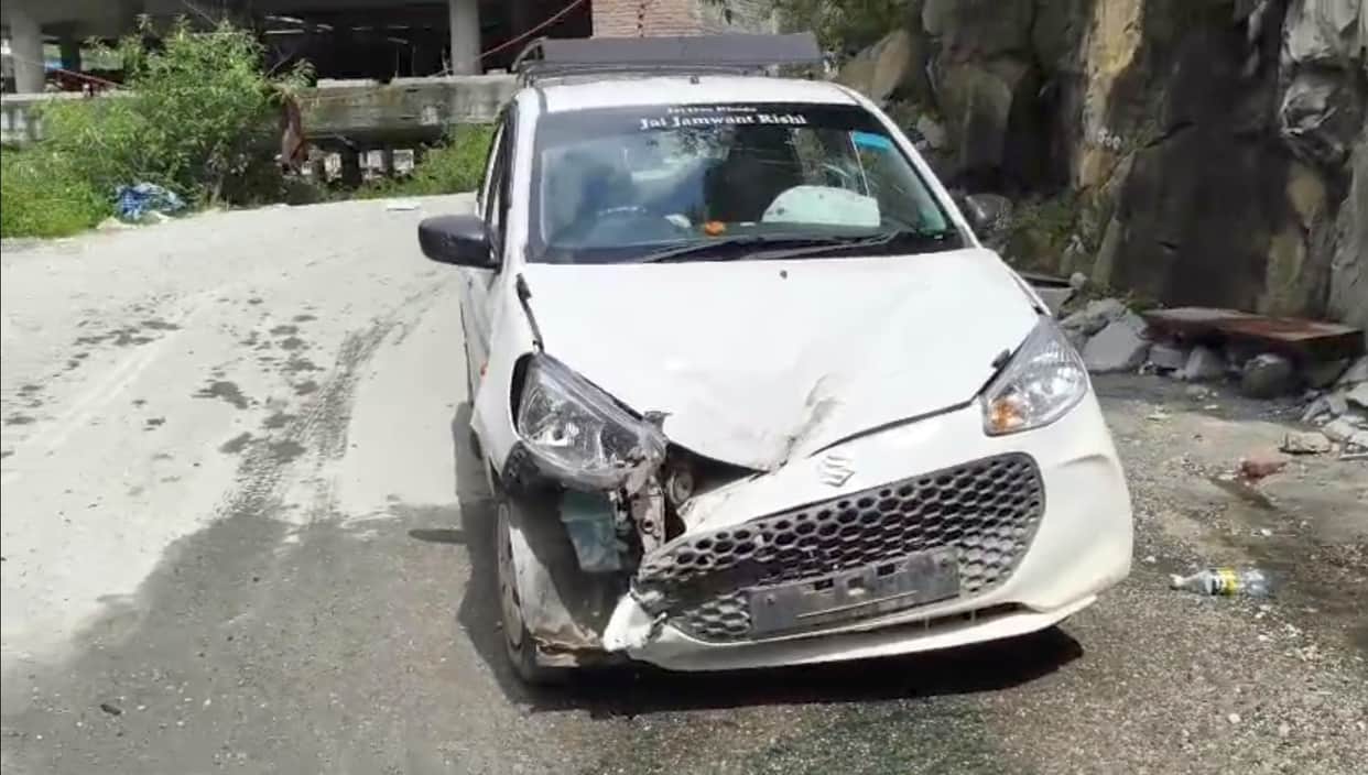 Havoc caused by debris in Manikaran; tourist's vehicle missing, taxi damaged.