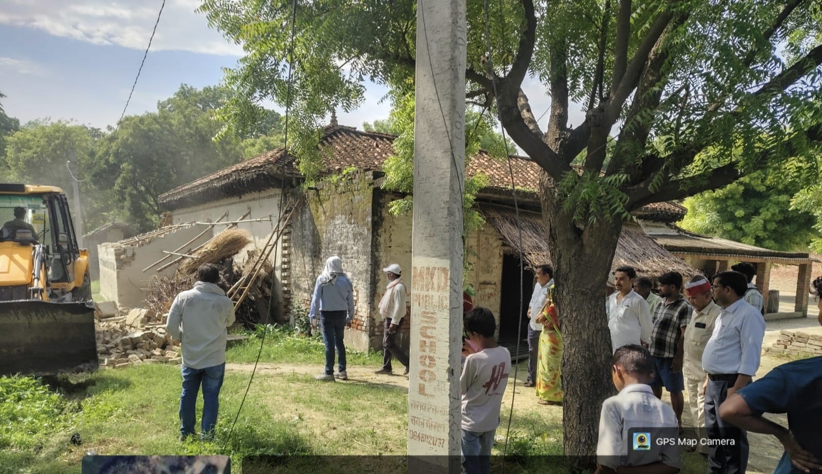 मछलीशहर नाली की भूमि से अवैध कब्जा हटवाती प्रशासनिक टीम। राजस्व कर्मी