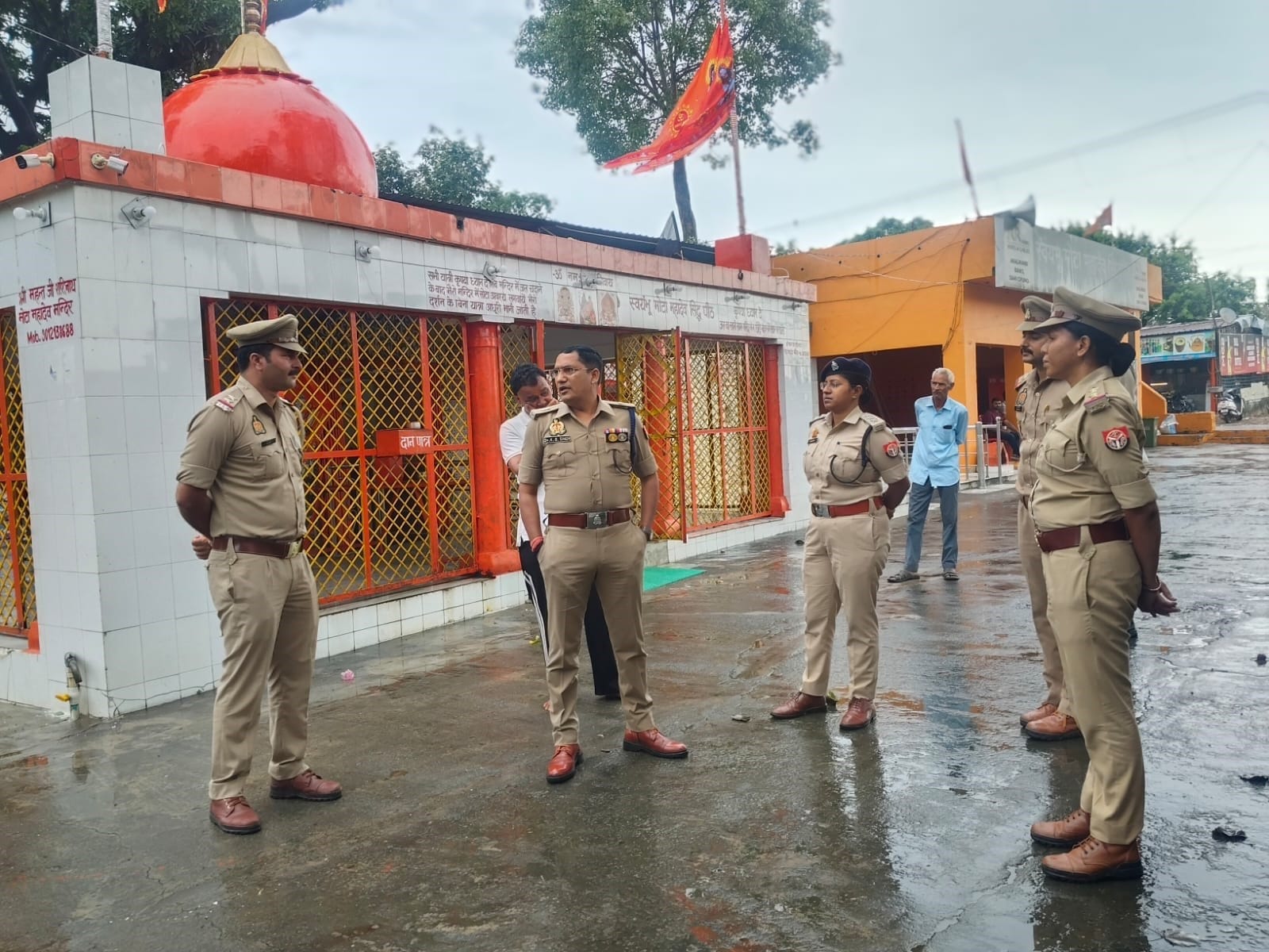 मंडावली- मोटा महादेव मंदिर पर पुलिस को दिशा-निर्देश देते एसपी सिटी  केजी सिंह। संवाद