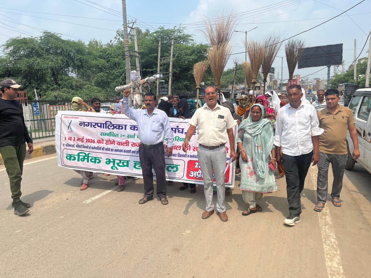महम में पंजाब सरकार के खिलाफ नारेबाजी करते कर्मचारी। स्रोत कर्मचारी