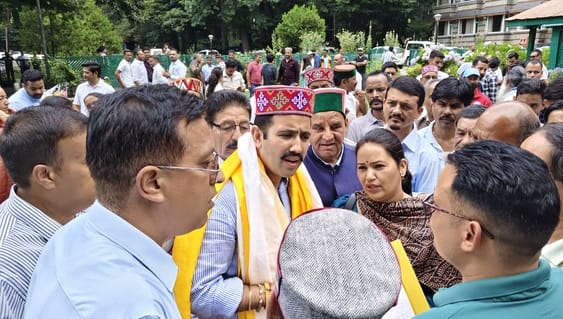 मनाली में समस्या को लेकर मंत्री से मिलते ओल्ड मनाली के प्रधान खेम याज ठाकुर व अन्य ग्रामीण।-संव