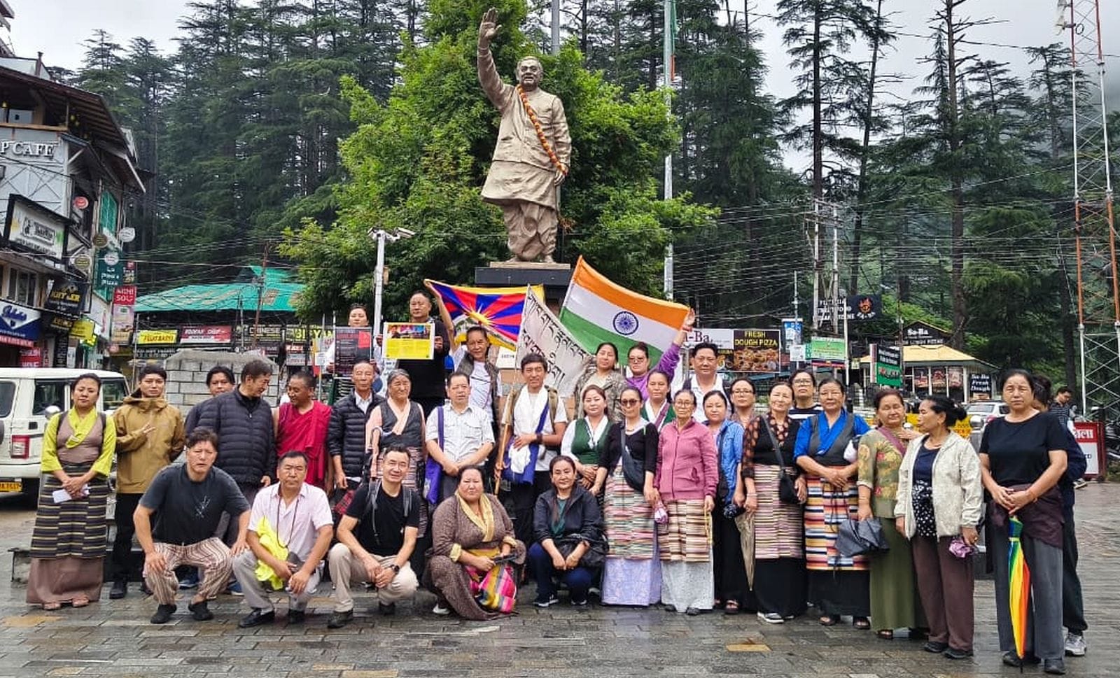 मनाली पहुंचे कालसांग का स्वागत करते स्थानीय तिब्बती लोग। संवाद
