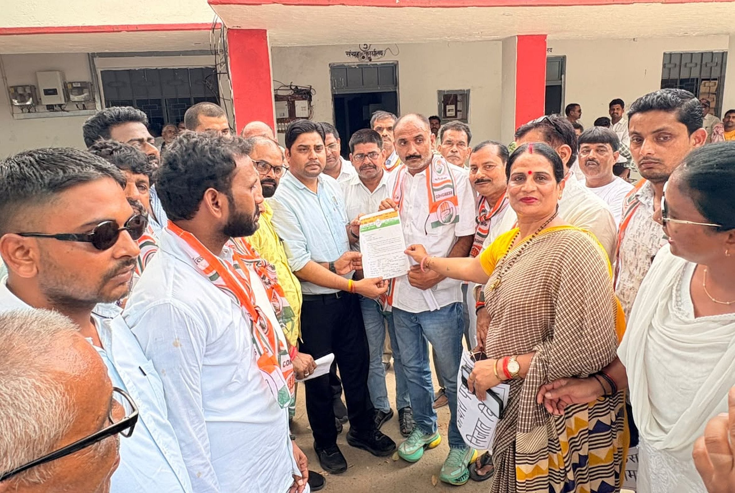 मुसाफिरखाना तहसील परिसर में तहसीलदार को ज्ञापन सौंपते कांग्रेस कार्यकर्ता। स्रोत: पार्टी